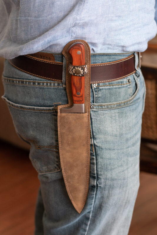Cuchillo De Acero Inoxidable En Funda De Cuero 1