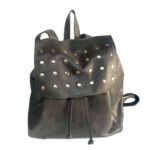 Mochila negra con tachas principal