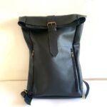 Mochila 100% cuero colores Negro medidas 50 x 30 x 10, con espacio separado interior para Laptop principal