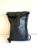 Mochila 100% cuero colores Negro medidas 50 x 30 x 10, con espacio separado interior para Laptop principal